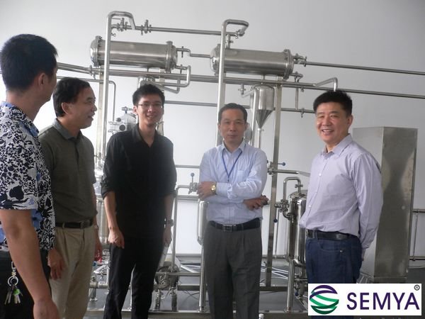 伽力森董事長總經(jīng)理和我公司總經(jīng)理實驗室合影